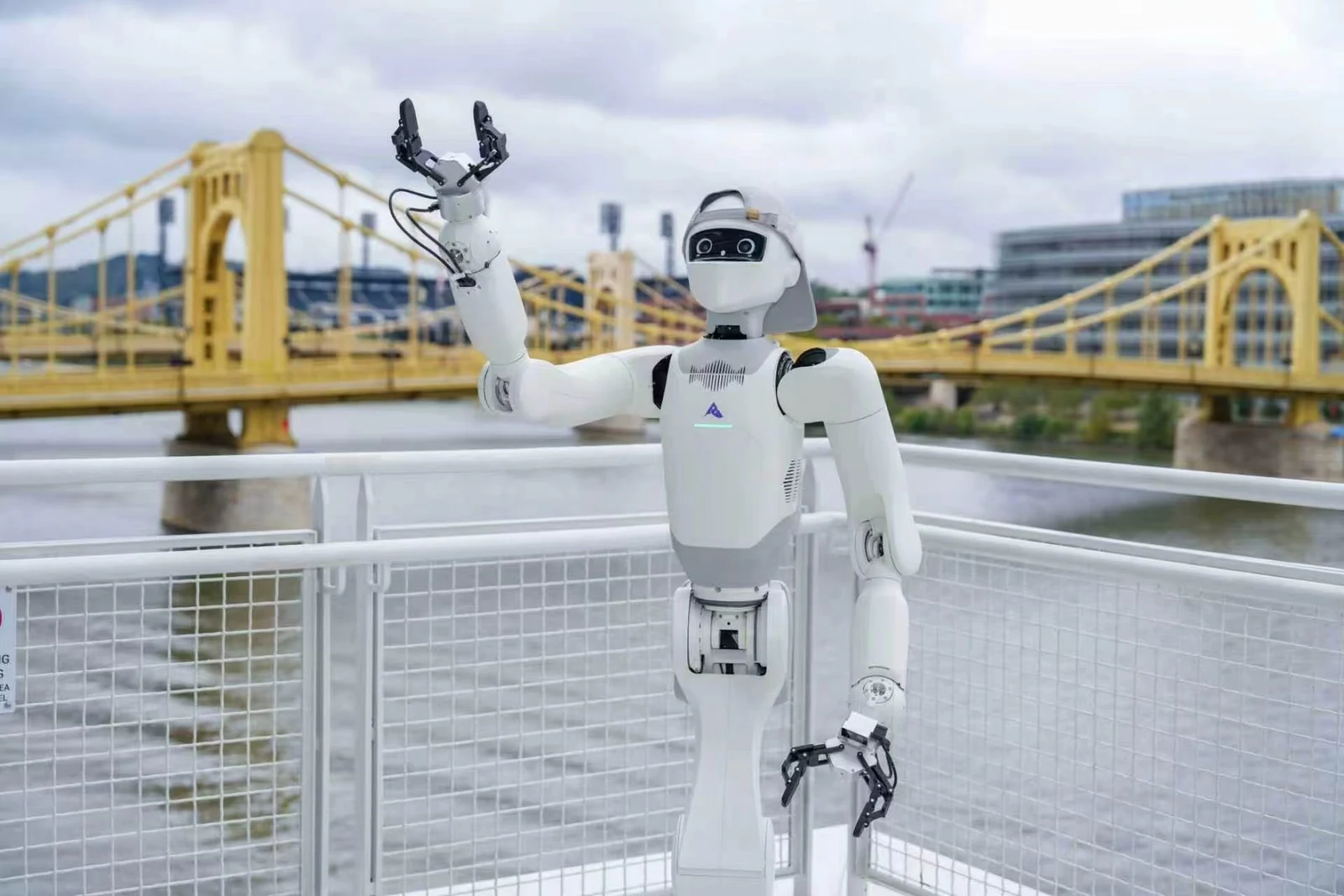同社のIROS関連報道の中で、ピッツバーグの屋外に写るAstribot T1。