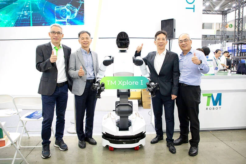 8月19日の台北展示会で、TM Xplore Iの横に立つTechmanの代表者たち。アーカイブ画像であり、今後発表される第2世代モデルではない。
